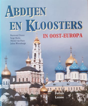 De cover van Abdijen en Kloosters in Oost-Europa door Raymond Detrez, vr Sergi Merks, Michel van Parys, Julien Weverbergh